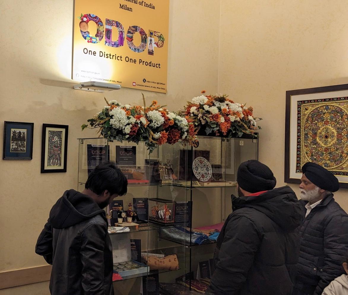 CG inaugurated One District One Product (#ODOP) Corner @CGIMilan to promote ODOP items from different parts of India. The display includes Zardozi wall hanging from Bhopal, Blue pottery from Jaipur, Marble plate from Agra. 

@MEAIndia 
@IndiainItaly 
@MOFPI_GOI