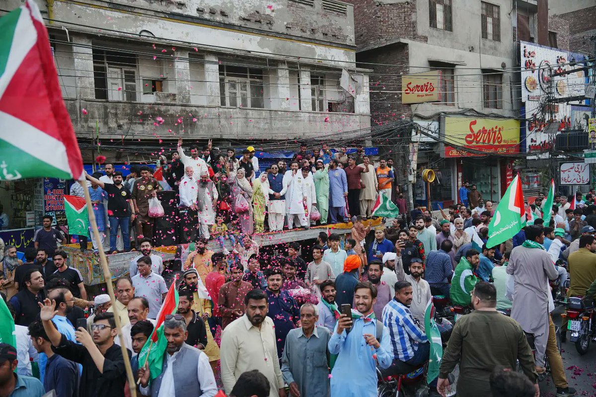 ShoaibSiddiqui_'s tweet photo. عوام کا انتخاب ۔۔۔جیتے گا عقاب 🦅
پی پی 149 کی انتخابی ریلی یوسی  172 والوں کا شاندار استقبال قابلِ ستائش ہے انشاءاللہ آپ سب کا ساتھ ہی 21 اپریل کو فتح دلوائے گا۔  
#ShoaibSiddiquiPP149 #Voteforeagle #ShoaibSiddiquiPP149Rally https://t.co/tdzNMi2Yc6