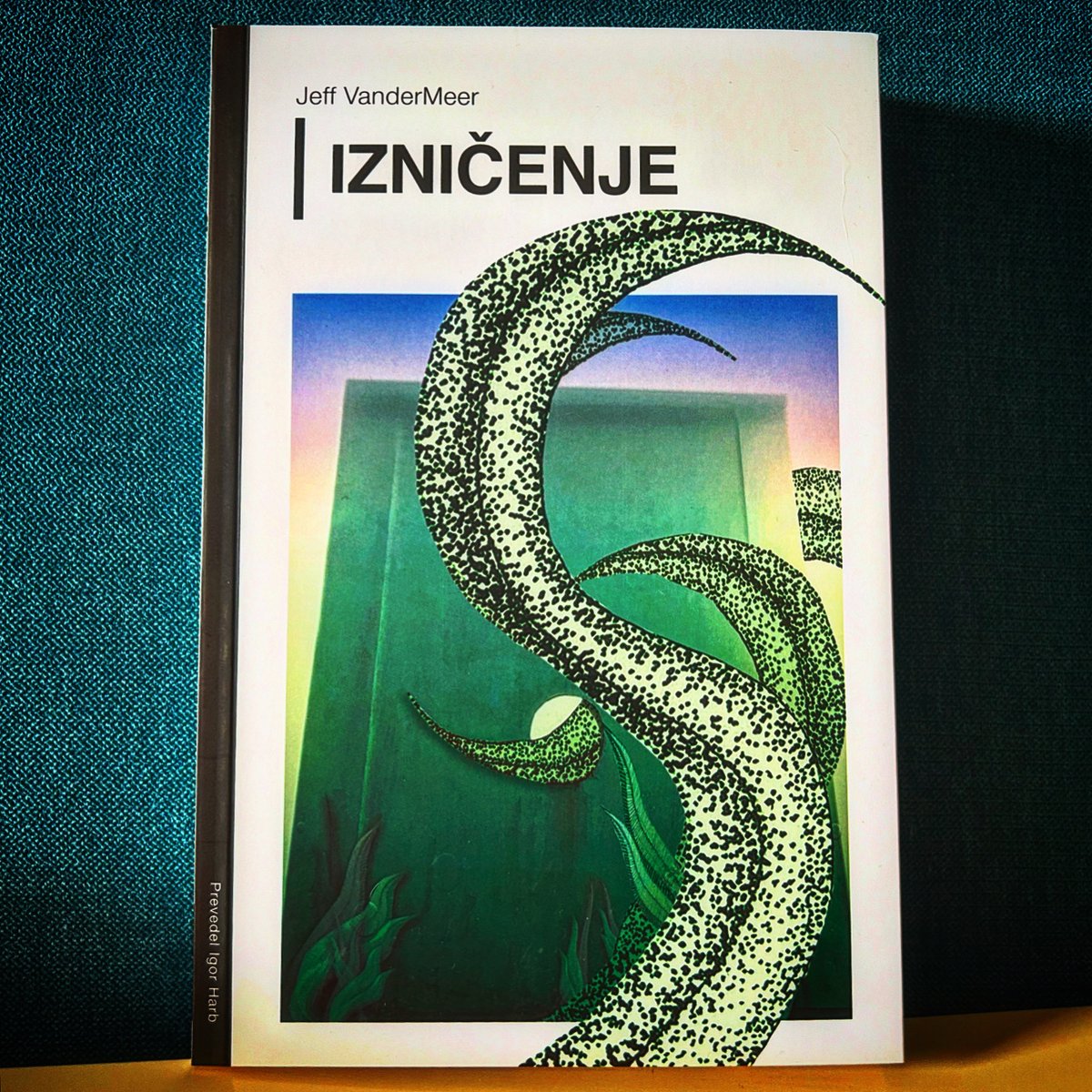 Izničenje, moj prevod skrajno mojstrsko bizarnega romana Annihilation ameriškega pisatelja @jeffvandermeer, je končno na knjižnih policah. Štiri raziskovalke vstopijo v skrivnostno Območje X, kjer je narava podivjala in evolucija deluje drugače. 1/2