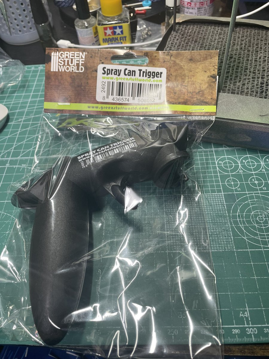 ZaLaMe1120's tweet photo. やっとキター😆
いや〜けっこう待ったw
「グリーンスタッフワールド
スプレー塗料缶専用トリガーグリップ」
です。
地球堂chさんのYouTubeを見てから欲しくて再販予約したのが今日届きました👏🎉
何塗ろーw
あかん考えるだけで楽しい😆
#塗装
#GSWC-2492
#トリガーグリップ https://t.co/Rf18epu7aF