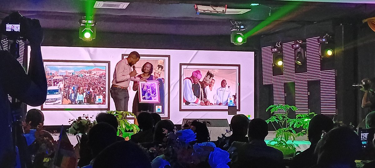 Patriotic League of Uganda Team Bought a portrait of Gen. @mkainerugaba at 1m Ugandan Shillings at @francis_isano #ThroughTheLense event at Next Media.@DaudiKabanda @BalaamAteenyiDr @ChairmanToyota @MichealMawanda1 @BagaayaP