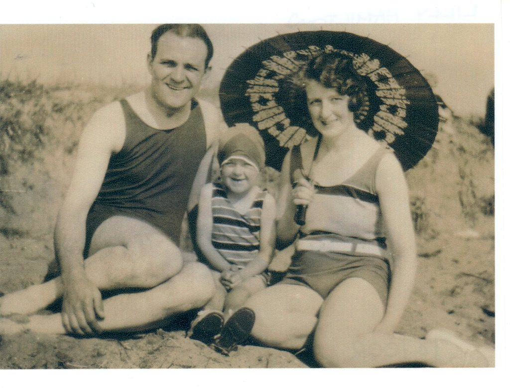 Today's picture was taken in 1931 in #Leven, #Fife.  Our happy family on the beach are Archie Walker and his wife Isabella (née Sibbald) with their son Chris.
@fifewhiskyfest @onfifearchives @FifeCouncil