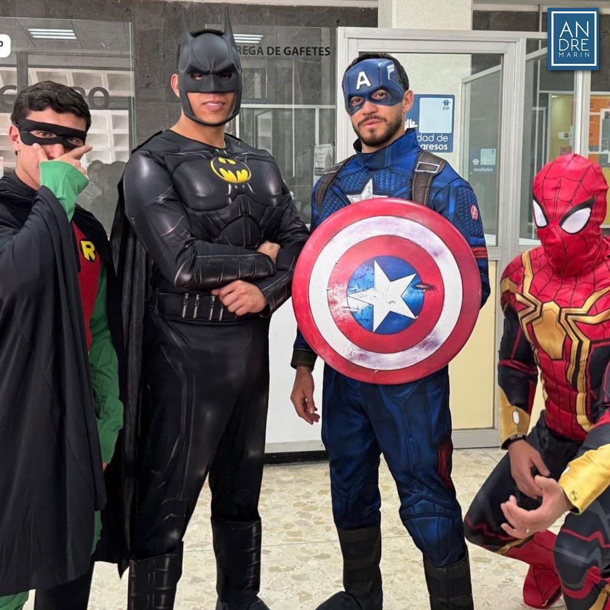 ¡SE VISTIERON DE HEROES! 👏🏼⚽🦅 Henry Martín como 'Capitán América', Luis Ángel Malagón como 'Batman', Alejandro Zendejas como 'Robin', y Óscar Jiménez como 'Spiderman', hicieron una visita muy especial al Instituto Nacional de Pediatría.