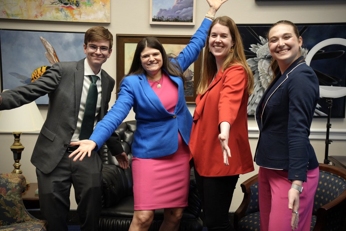 It was great to meet with @AAS_Office to talk about all the ways @sciencedems and I can support deep space exploration and women in STEM. Meeting with these amazing scientists was a great reminder, you can wear pink and lead in science (or in office)!