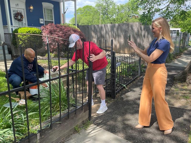 📸 Meet Mike Young, a dedicated DC resident participating in DPW's curbside composting pilot program. Here he is showing Megan Clarke from News Channel 7 and her team how he sets out his food waste for composting. An eco-friendly step towards a greener city!