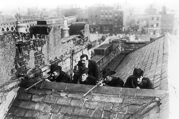 On this day in 1916, Irish rebels seize buildings across Dublin and declare national independence. It's the start of the #EasterRising. The ensuing violence and the subsequent British crackdown continues for six days and leaves hundreds dead.