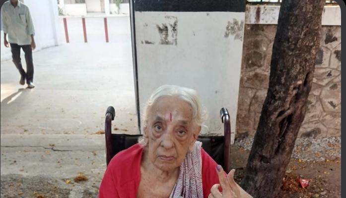 @TNelectionsCEO @ECISVEEP @SpokespersonECI @TNDIPRNEWS @airchennai @DDTamilOfficial @pibchennai Madam Vedavalli. 97 Years Old. One Important Person's First Std Class Teacher After Voting . Annanagar Chinmaya Hr Sec School.