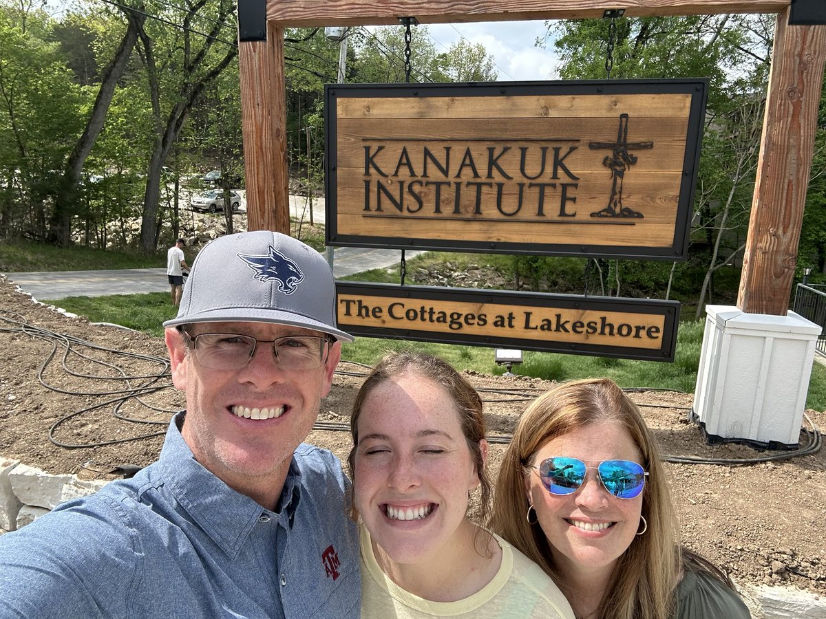 CoachJDCary's tweet image. We made it to Branson…so proud of @averycaryy …graduation tonight! And, she accepted a job in Dallas…maybe a little pay raise for mama and me?????