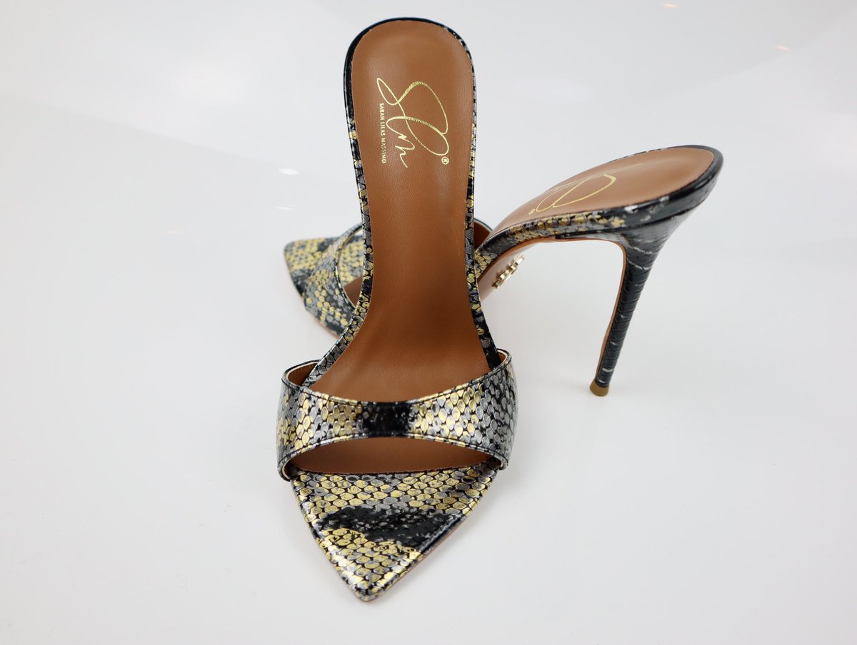 Détails✅ 💳 Shop at: Saralilasmassimo.com 📦 Worldwide shipping #theslmofficial #saralilasmassimo • • #heels #highheels #heelsaddict #heelshoes #highheelslover #mules #mulesshoes #muleshoes #mulesofinstagram #fashiongram