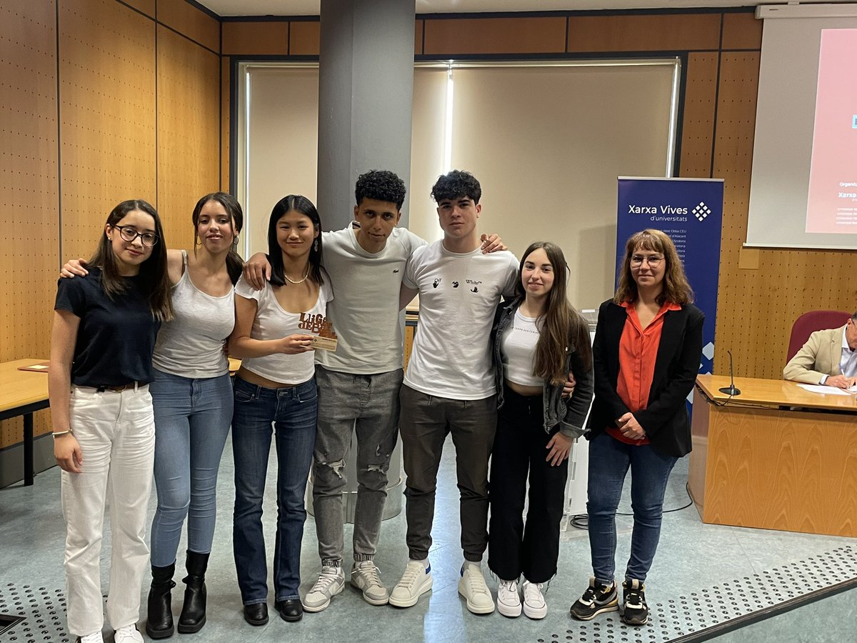 LaSalleManlleu's tweet photo. ⭐️ L’equip de #4ESO que ha participat a la Fase Final de la Lliga de debats @xarxavives 2024 representant a la @uvic_ucc s’emporta una experiència inoblidable que repercutirà de ben segur en el seu creixement personal i futur acadèmic.

Enhorabona i a seguir creixent, equipàs! ❤️ https://t.co/VakhF1KTNf