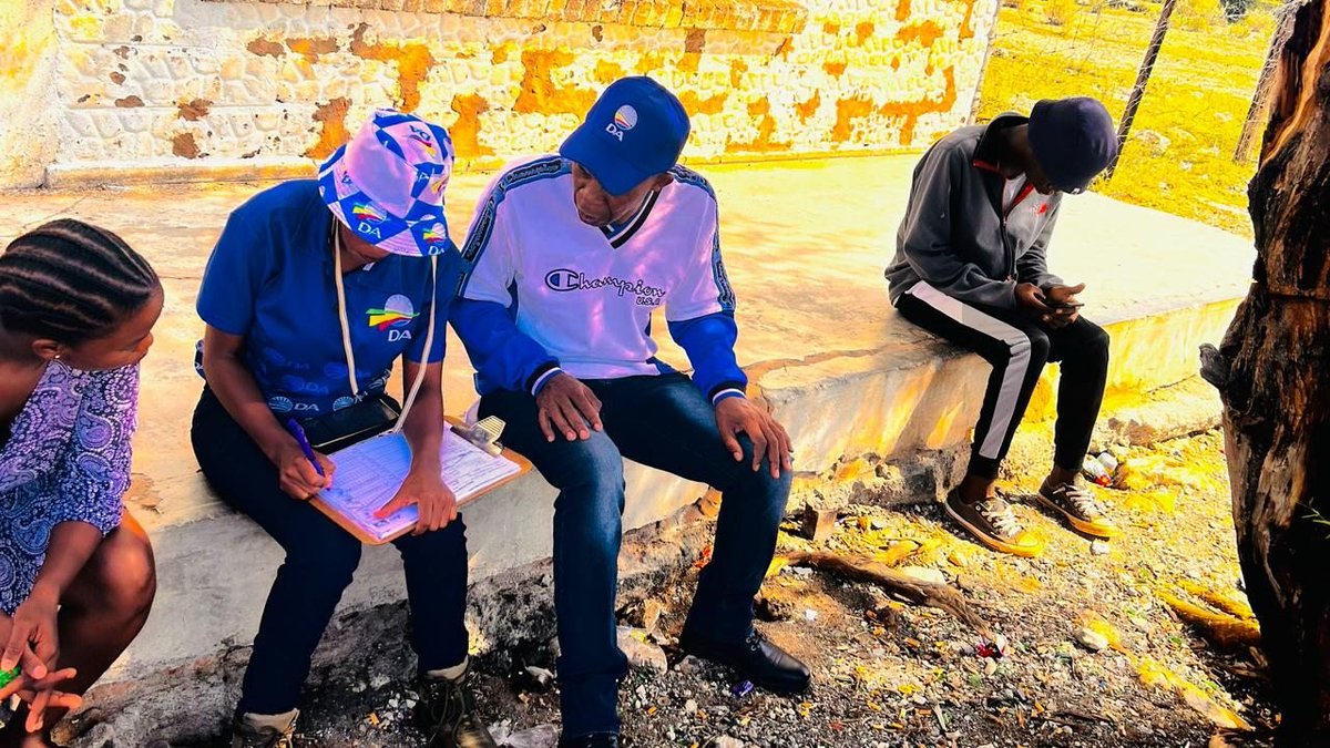 DA_NCape's tweet photo. 🟦The DA hosted an information table in #NcwengVillage.

The task of growing party support is non-negotiable if we are to rebuild the Northern Cape.

#VoteDA to #RescueSA
#MakingtheNCblue https://t.co/iLoSWyUfpo