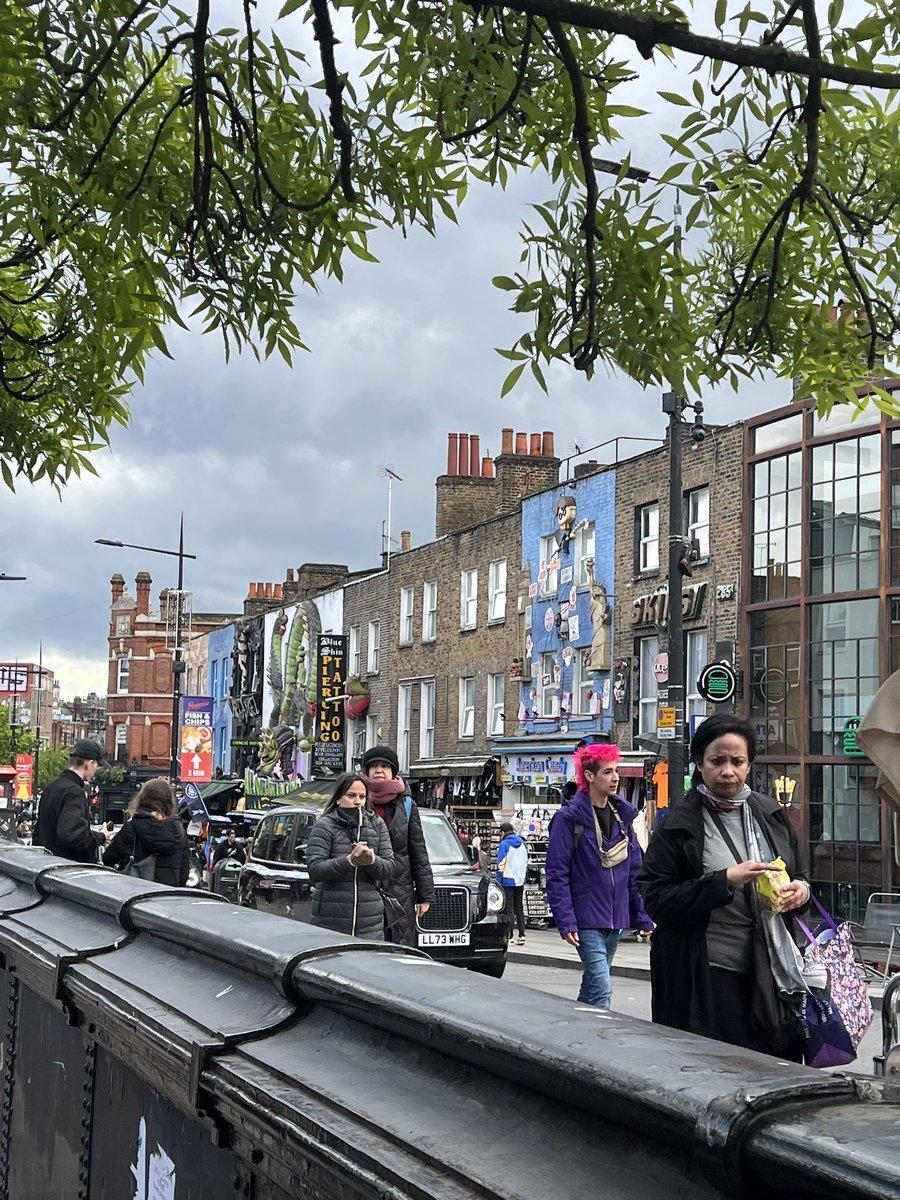 Unas hs en Londres, traje a mi suegra y me vuelvo a casa a las 5. Camden está en el camino así que paré a sentir un rato la locura londinense. Tiene una energía inigualable. Obvio Camden town es muy particular. Almorcé un Pho en el mercado y compré el kit de 🇦🇷 p’ J 🌟🌟🌟