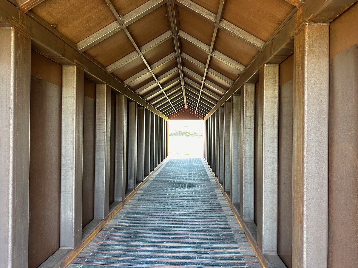 Now nestled in New Zealand's countryside--an enclosed pedestrian bridge made from weathering steel. Great work, Calder Stewart! 

#weatheringsteel #corten #cortensteel #bridgeconstruction