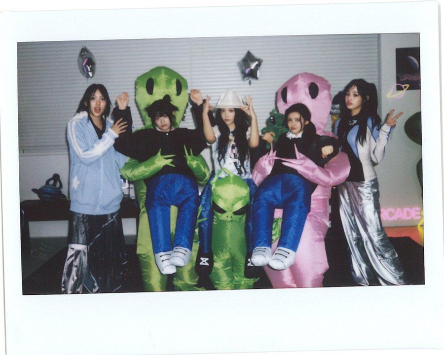 JIALLETTE's tweet photo. When the girls come together, we sure the room will never be empty. Do you know that girls just wanna have fun? Uhm, that’s us! Because in this episode of jeans’ ZINE, we’re still having fun, but with our new friend Mr. Alien (please greet him) and oh, wear your comfiest pajamas! https://t.co/OYcu41SJsr