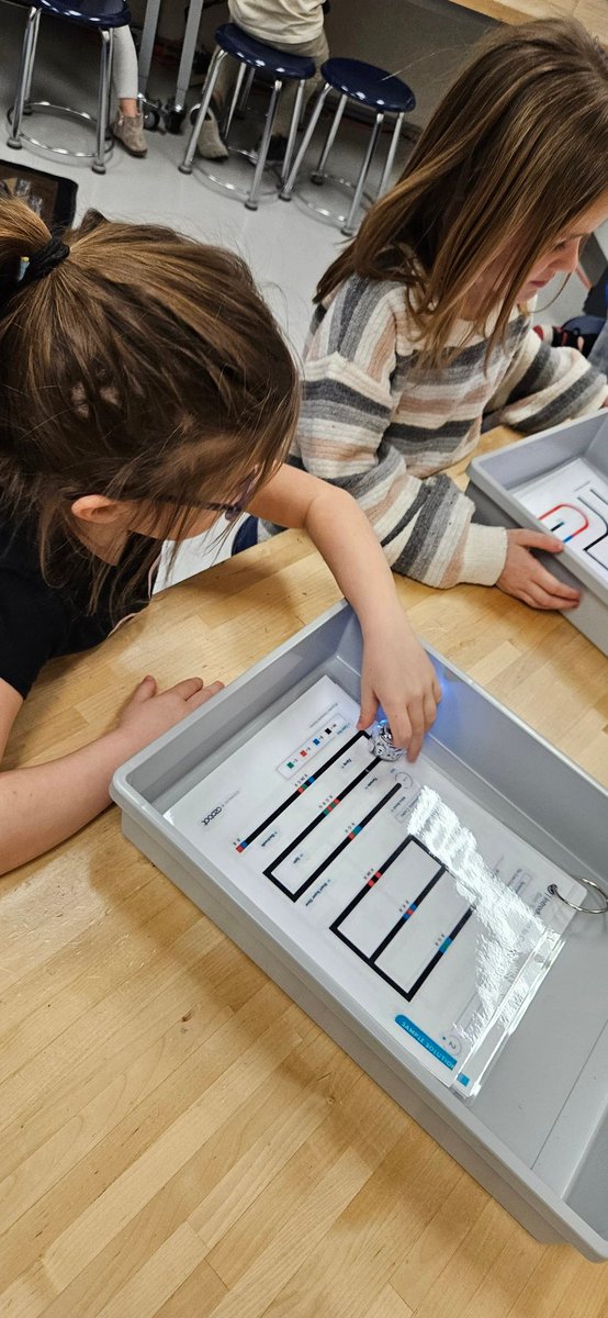 LachLachj's tweet photo. Problem solving and coding using @Ozobot in STEAM class.  #Montourproud @MontourSD https://t.co/RHPkUK6vMI