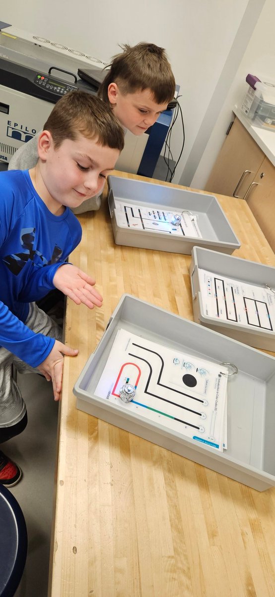 LachLachj's tweet photo. Problem solving and coding using @Ozobot in STEAM class.  #Montourproud @MontourSD https://t.co/RHPkUK6vMI