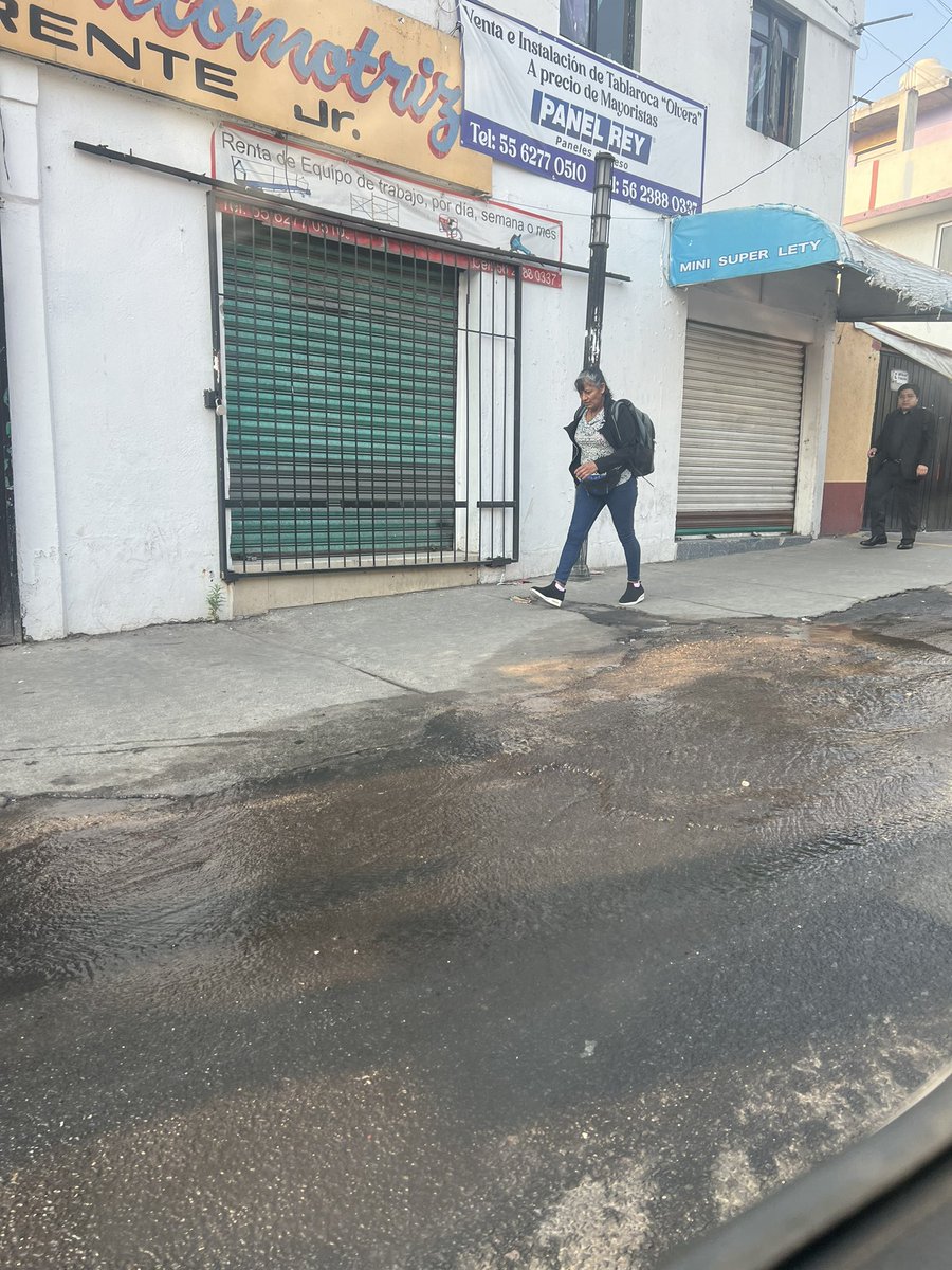 0509Sandi's tweet photo. Esta fuga lleva muchas horas, el agua se desperdicia. 

No estamos para tirarla, por favor que la arreglen. 

Está en calle minas

@AlcaldiaAO @GobCDMX @locatel_mx @SacmexCDMX @SOBSECDMX https://t.co/pmCthskEm8