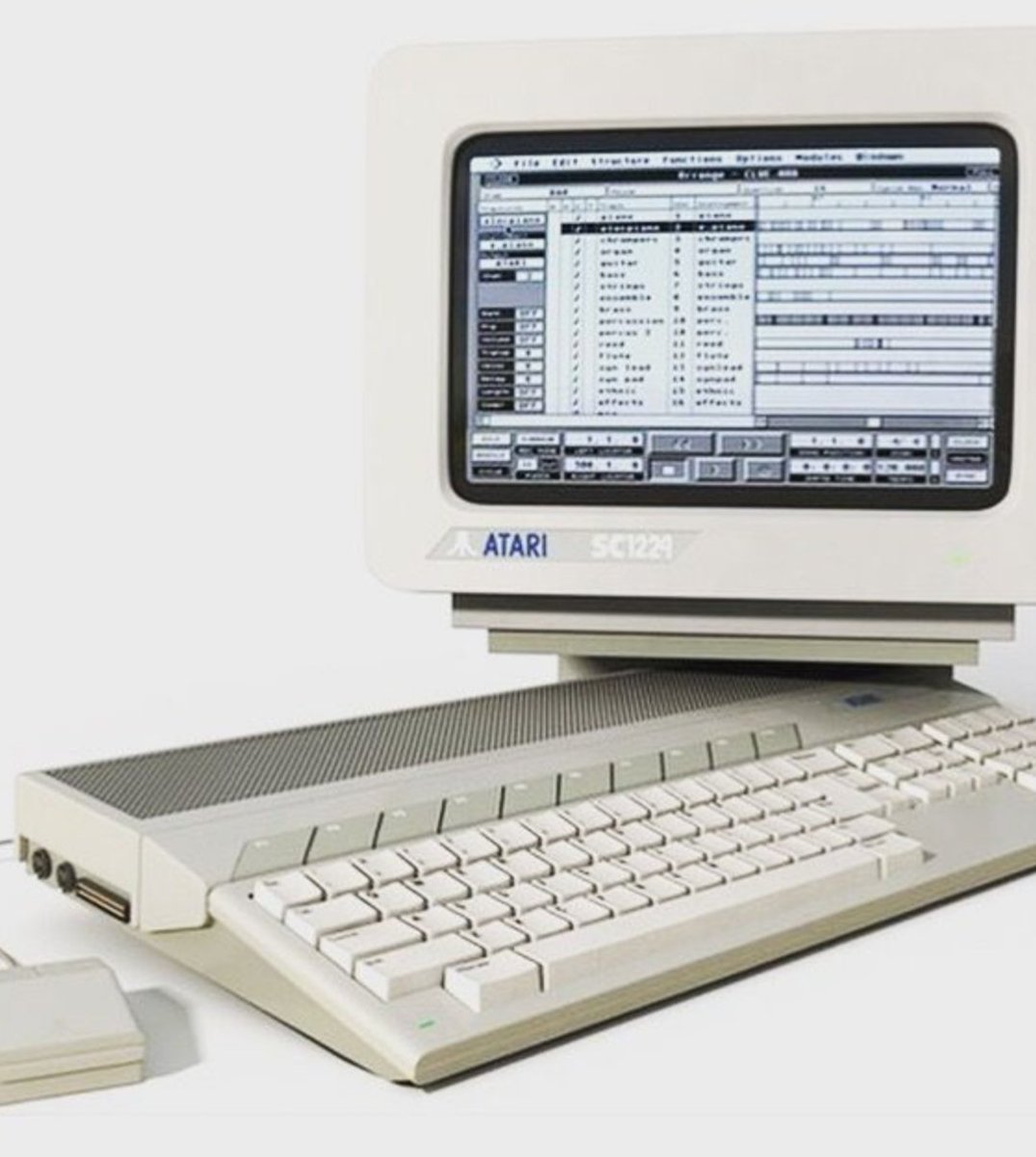 AxelDelapaix's tweet photo. #atari #1040 #sequenceur #disquette #ecranmonochrome #FukingÉcran #midi #in #out #thru #débrouille #OnS'EstDonnéLesMoyens #hiphopart #hiphophead #HipHopCulture #HipHopMusic https://t.co/A3FP4sEdoi