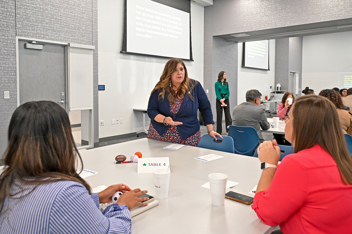 #TeamHCDE hosted more than 30 Houston Area School Public Relations Association (HASPRA) members at the Adult Education building on April 18 for their monthly meeting. Participants discussed challenges related to school communications. Thank you to all attendees. #BeTheImpact 🎉