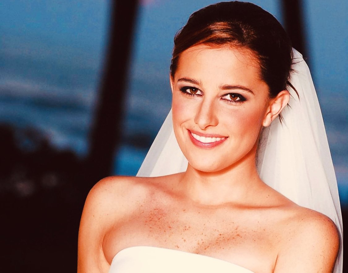 CaliroFilms's tweet image. La boda de Ale + Billy sin duda un parteaguas en el inicio de esta maravillosa carrera. 

El momento más memorable fue la ceremonia al aire libre, con el sonido de las olas de fondo y el cielo teñido de colores mientras los novios intercambiaban votos. 🫀 

#Tellingstories