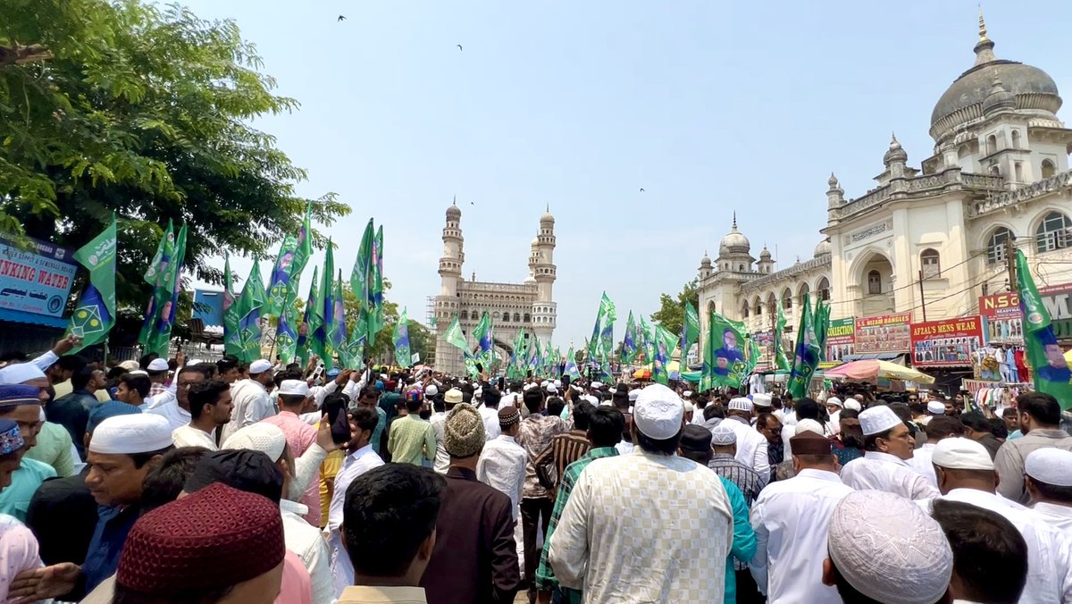 Grand Nomination Rally From #MakkahMasjid, #Charminar!!

Barrister #AsaduddinOwaisi (#Hyderabad MP Candidate), Janab #AkbaruddinOwaisi, Janab Dr. #NooruddinOwaisi, MLA's,MLC's, ActiveWorkers Offered Namaz-E-Jummah At Historical #MakkahMasjid Followed By Grand Nomination Rally..