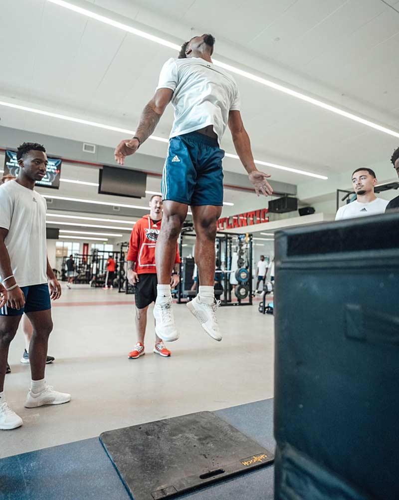 'If we test countermovement jumps on our @SkyhookJumpMat, we get instant scores that pop up on the screen. Other athletes see their teammates’ scores & immediately want to beat them.' 📈 @CoachJoeyG on using data to drive competition & intent in training simplifaster.com/articles/autom…