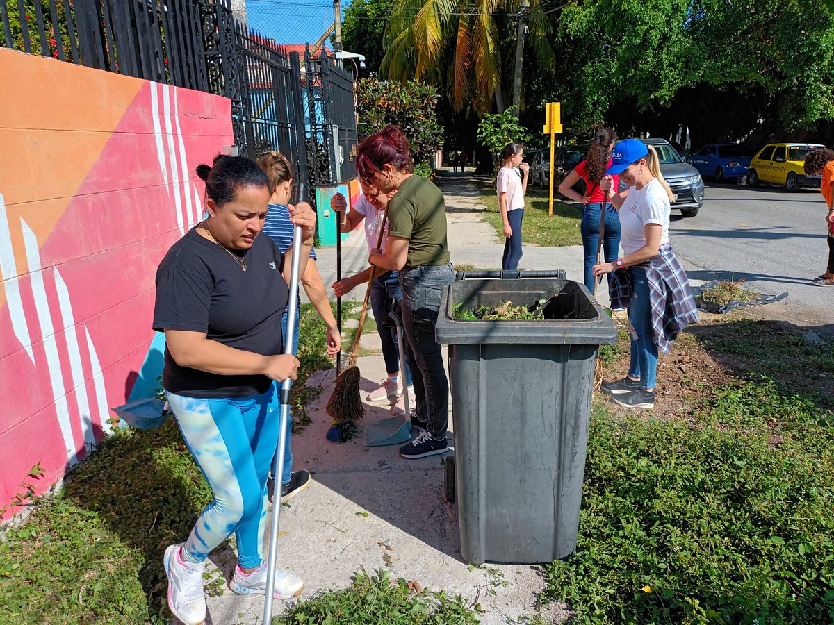 Los Trabajadores y Directivos de Coralsa, realizan trabajo voluntario como cambio de labor, como DIGNO homenaje a los Mártires y Héroes de GIRÒN y a la GRAN VICTORIA. Vamos por más. #FidelEsFidel #CubaViveyVence #CoralsaCuba