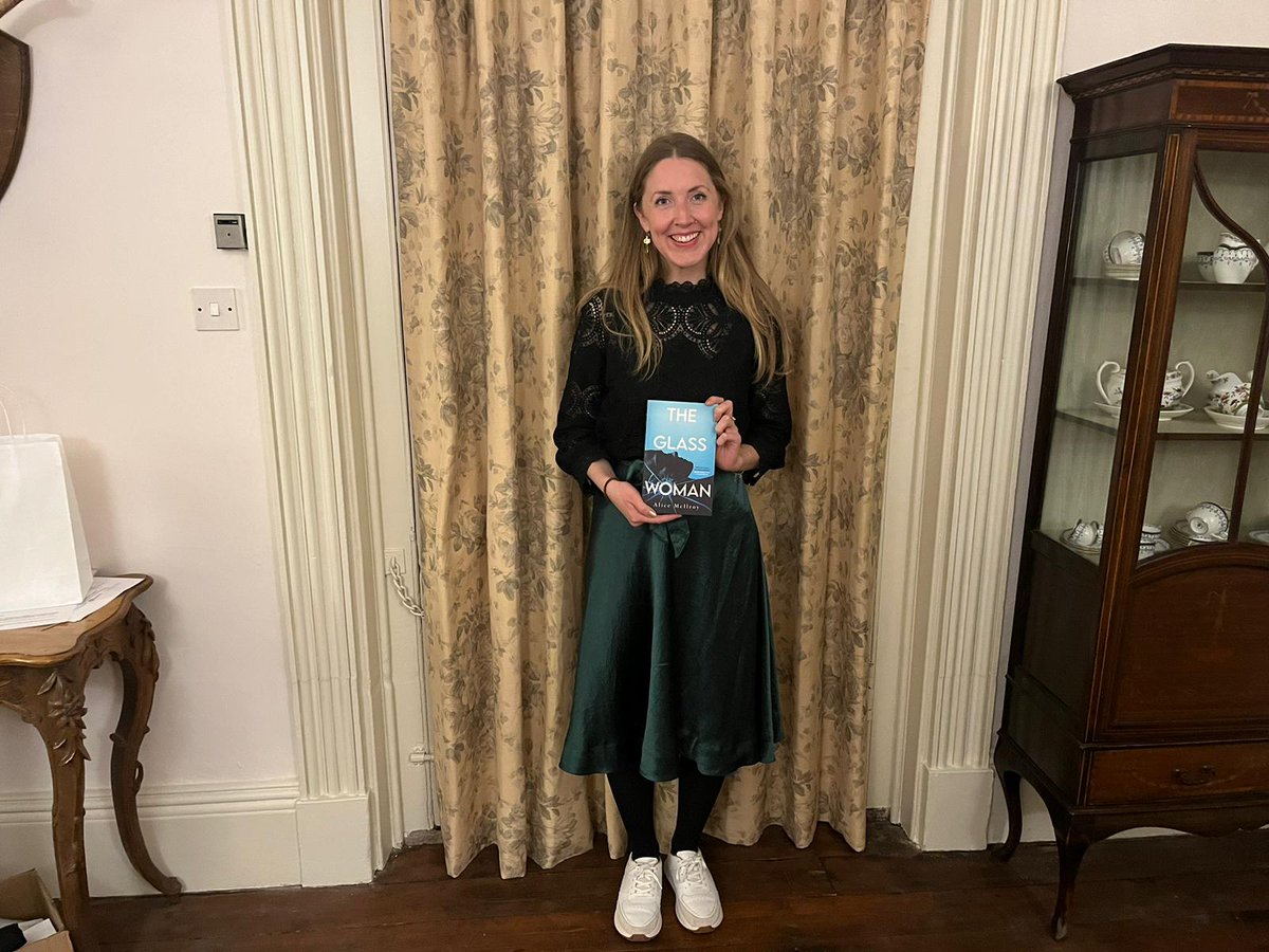 We would like to say a massive thank you to @alicemcilroy  for providing a fascinating Author talk at a Schoolreaders fundraiser in Bedfordshire on Wednesday. 💙 #Literacy #literacyforall #literacymatters