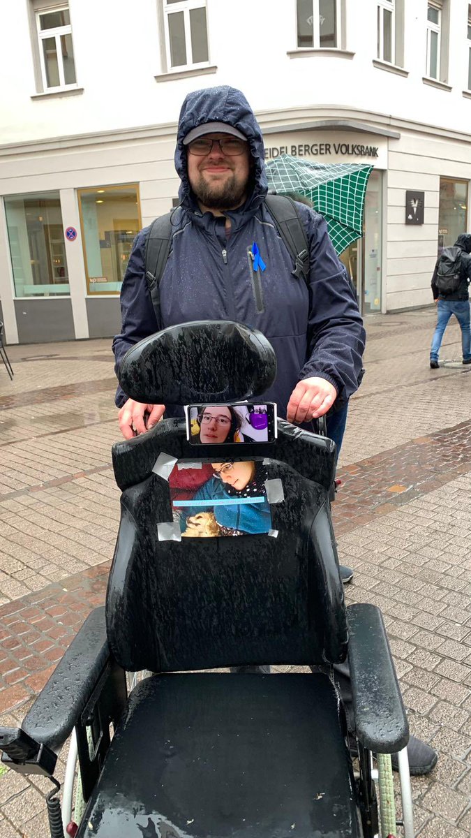 Die ersten versammeln sich am Treffpunkt in #Heidelberg. 

Um 16 Uhr startet der #Trauergang mit anschließender #Liegenddemo, um auf das Leid von #MECFS Erkrankten aufmerksam zu machen. Wir fordern Forschung, Anerkennung und Versorgung! 💙