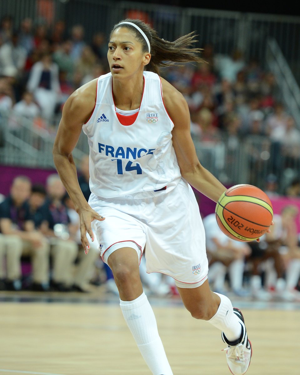 Médaillée olympique en 2012 🥈, elle souffle aujourd'hui ses 41 ans. Joyeux anniversaire à Emmeline Ndongue ! 🇫🇷 #PassionnémentBleu | @Emmline14