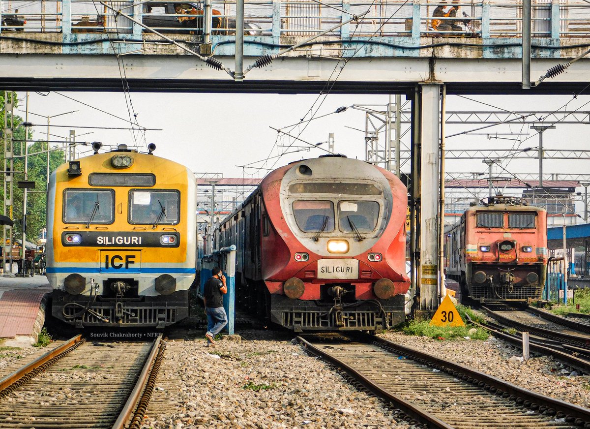 A busy hour at #SiliguriJunction ! In frame (L to R) - Siliguri #Bamanhat #DEMU , Siliguri #Haldibari DEMU & #CapitalExpress bound to #Patna waits for their scheduled Departure time ! 📸: @RFSouvikNJP #NFRailEnthusiasts @drm_kir | @RailNf | @RailMinIndia