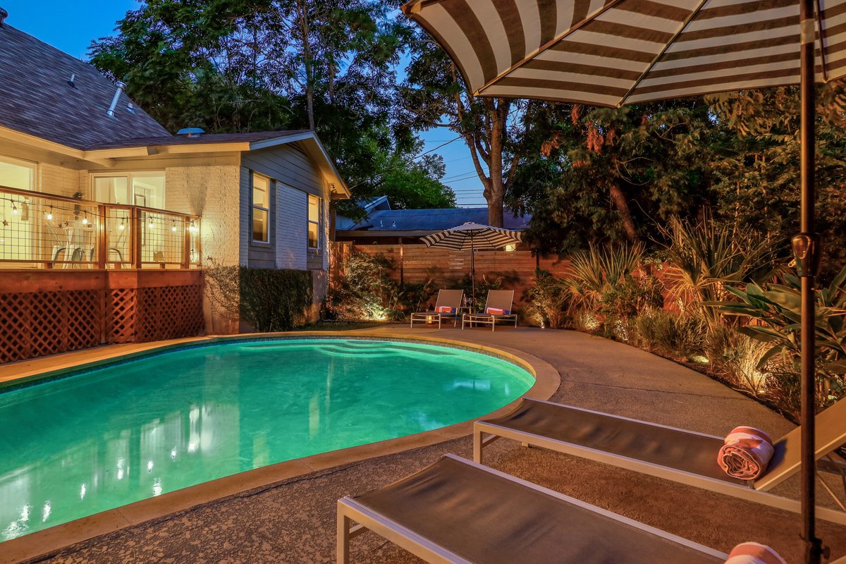 GuestSpaces's tweet photo. What could be better on a warm summer night than a private backyard oasis? Fire up the BBQ grill and mix up some margs at the Travis Heights Treasure!

Visit https://t.co/ItzB5VpQM1 for booking. All GuestSpaces properties are also available for #Airbnb or #VRBO bookings. https://t.co/cAHId6hBHj