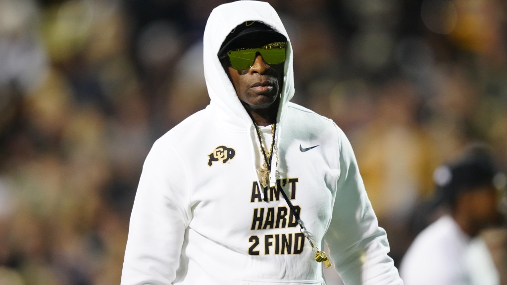 Deion Sanders speaks on Cormani McClain entering the transfer portal coloradobuffaloeswire.usatoday.com/2024/04/17/dei…