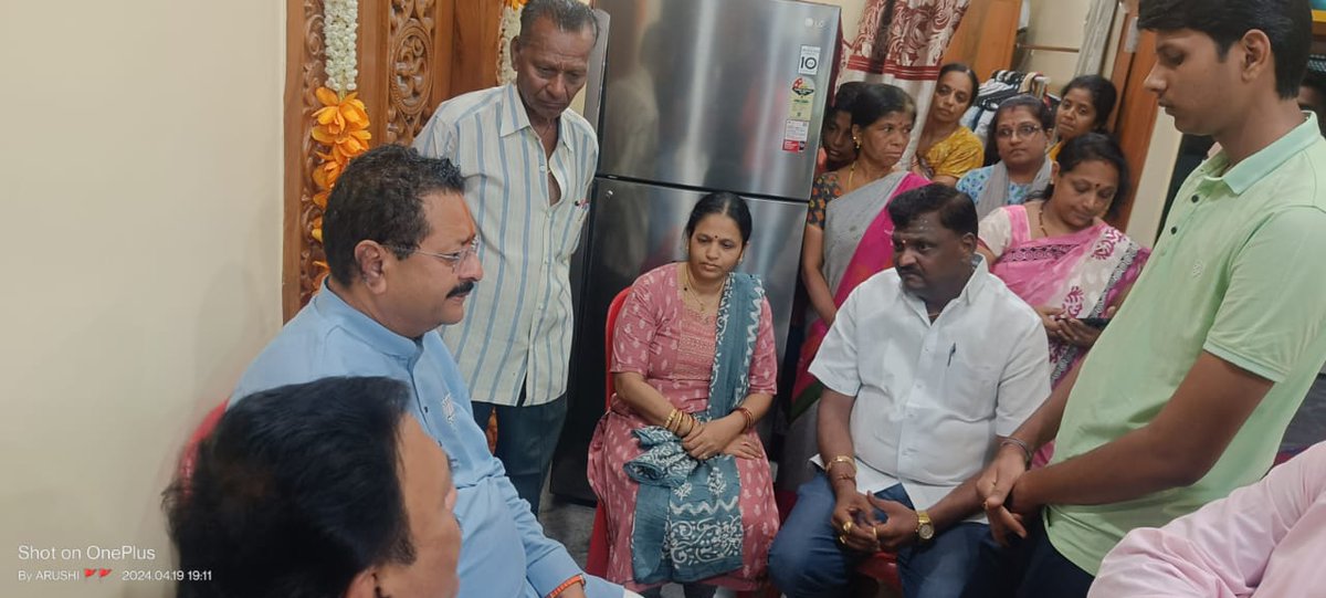 BasanagoudaBJP's tweet photo. ಹುಬ್ಬಳ್ಳಿಯಲ್ಲಿ ಕೊಲೆಯಾದ ಹಿಂದೂ ಯುವತಿ ಕು‌.ನೇಹಾ ಹಿರೇಮಠ ಅವರ ಮನೆಗೆ ಇಂದು ಭೇಟಿ ನೀಡಿ, ಕುಟುಂಬಸ್ಥರಿಗೆ ಸಾಂತ್ವನ ಹೇಳಿದೆ https://t.co/S8UnWTITq0