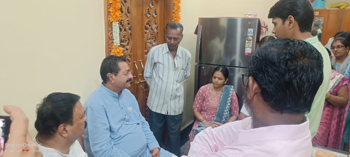 BasanagoudaBJP's tweet photo. ಹುಬ್ಬಳ್ಳಿಯಲ್ಲಿ ಕೊಲೆಯಾದ ಹಿಂದೂ ಯುವತಿ ಕು‌.ನೇಹಾ ಹಿರೇಮಠ ಅವರ ಮನೆಗೆ ಇಂದು ಭೇಟಿ ನೀಡಿ, ಕುಟುಂಬಸ್ಥರಿಗೆ ಸಾಂತ್ವನ ಹೇಳಿದೆ https://t.co/S8UnWTITq0