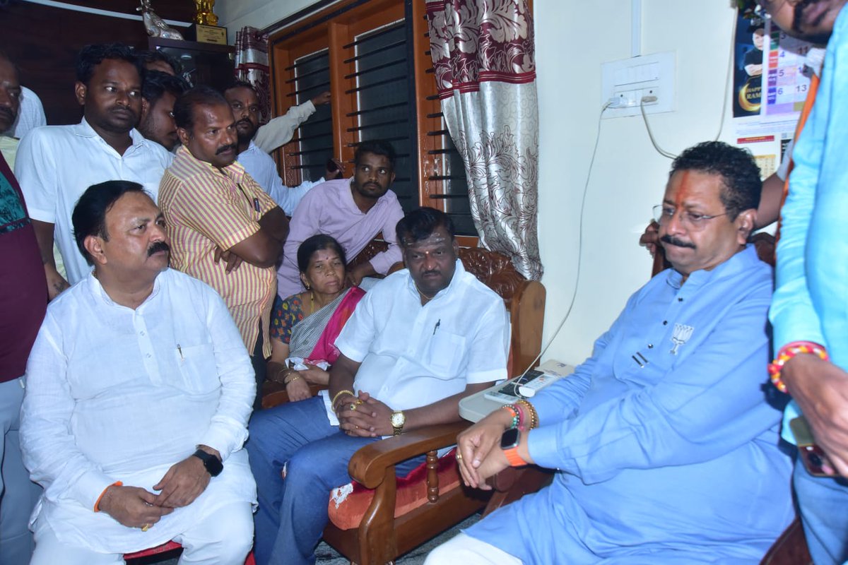 BasanagoudaBJP's tweet photo. ಹುಬ್ಬಳ್ಳಿಯಲ್ಲಿ ಕೊಲೆಯಾದ ಹಿಂದೂ ಯುವತಿ ಕು‌.ನೇಹಾ ಹಿರೇಮಠ ಅವರ ಮನೆಗೆ ಇಂದು ಭೇಟಿ ನೀಡಿ, ಕುಟುಂಬಸ್ಥರಿಗೆ ಸಾಂತ್ವನ ಹೇಳಿದೆ https://t.co/S8UnWTITq0