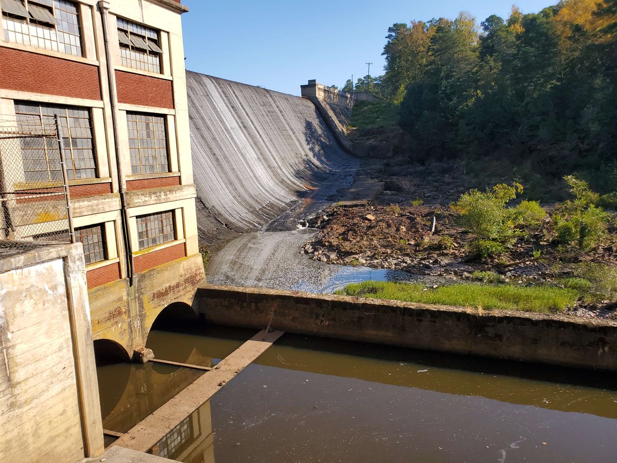 SAWSC Hydrologic Technician Ryan B Rasmussen (📸) collected samples from Lake Michie dam near Bahama, NC. The dam side of the lake is pictured. Learn about the Triangle-Area Water-Supply Monitoring program at ow.ly/4bK350RiiQ3 #FieldPhotoFriday