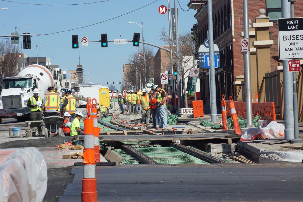 #NWZAW ends today, but work zone awareness is needed 24/7. #BuildKCSC crews brave danger every day on the job. Thank them for their hard work by using extra caution when driving in the #kcstreetcar Main St. Ext. corridor. 🦺🚊 @kcstreetcar @KansasCity @RideKCTransit #Ridein2025