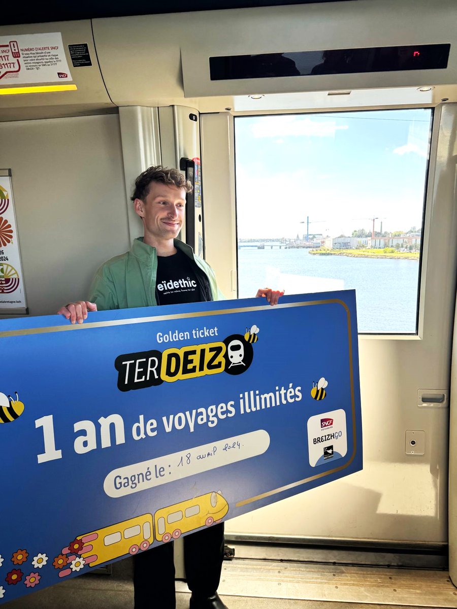 🐝 [Quel chanceux ! - #TERDeiz]

Melvin Tourneux, 26 ans, a reçu son #GoldenTicket, jeudi 18 avril 2024, des mains de <a href="/nathalielevan1/">Nathalie Levan</a>, agente territoriale mobile de la #SNCF.

Il remporte donc 1 an de voyages illimités en #TERBreizhGo.

Félicitations et à bientôt sur nos rails !