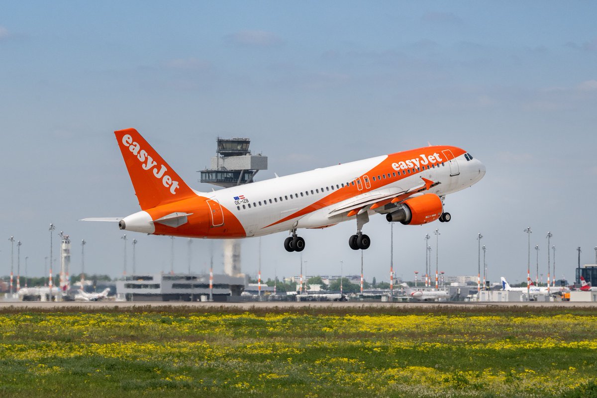 Congratulations @easyJet on 20 years in Berlin-Brandenburg! The first flight from Liverpool landed at SXF on 28 April 2004. Today, easyJet strengthens the connectivity of the capital region with over 50 destinations.🎈✈️#BERconnects All details: ber.berlin-airport.de/en/news/2024-0…