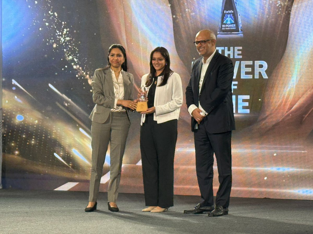 #ForbesIndiaWPower| Forbes India Self-Made W-Power award goes to @SowmyaSuryan, director of Impact & ESG at @AavishkaarVC helps fund sustainable and impactful businesses that create value for both investors and the society. Watch live youtube.com/watch?v=GrJnhd…