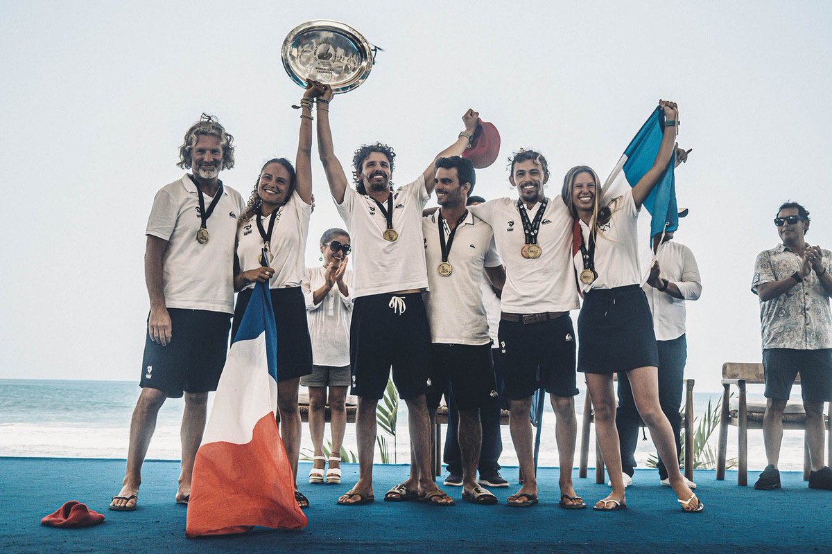 LES BLEUS VISENT UNE 4E ÉTOILE ⭐️ L'équipe de France 🇫🇷, double championne du monde en titre, vise un quatrième sacre mondial à Surf City, Salvador, (19-25 avril), après ses titres de 2013, 2019 et 2023. L’article est à retrouver sur 👉🏻 shorturl.at/ikOQ3
