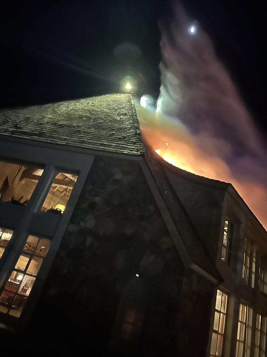 ToddNEWS's tweet photo. Devastating to hear about the #timberline lodge fire. Let's hope the damage isn't too severe. 

@KOINNews https://t.co/xMd7yUEafR