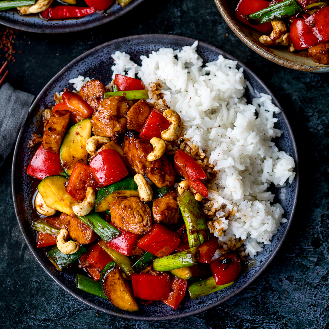 My Copycat Panda Express Kung Pao Chicken is a deliciously spicy stir fry with lots of chunky veggies and chicken, coated in a rich, tasty homemade sauce! 😋🌶 kitchensanctuary.com/kung-pao-chick… #Foodie #kitchensanctuary #recipe