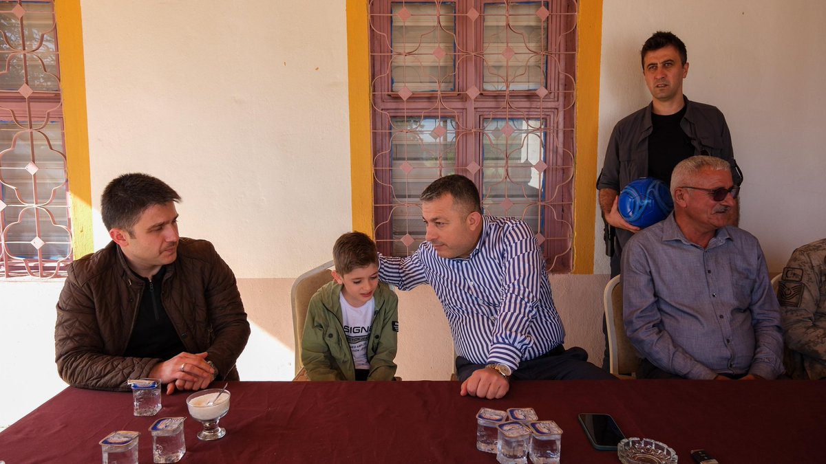 📍Mercanlı Köyü- ELBEYLİ Valimiz Sayın Tahir Şahin Elbeyli Kaymakamımız Sayın Yunus Emre Bayraklı ile Şehidimiz Abdullah Delibaş’ ın babası Sayın Süleyman Delibaş ve ailesine ziyarette bulundu. Tüm Şehitlerimizin Mekânı Cennet, Makamı Ali Olsun.