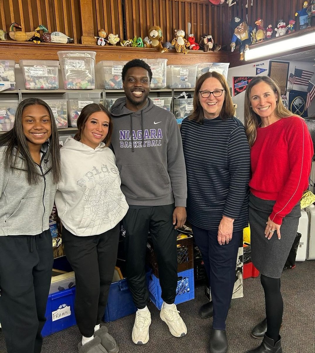 NiagaraMBB's tweet photo. Purple Eagles in the community‼️

Earlier this week, @LanceErving, alongside Niagara SACA, helped deliver donations to the Ladies Of Charity in Buffalo. 

🟣🦅🏀 https://t.co/rTyswgL1BO