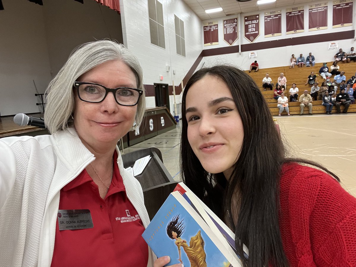 I presented an award of multilingual books to an outstanding English learner at Doss HS ⁦<a href="/JCPSKY/">JCPS</a>⁩ on behalf of ⁦<a href="/IUSoutheast/">IU Southeast</a>⁩ New Neighbors Ed Center yesterday. So proud to have been invited!