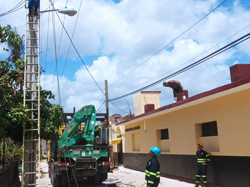 ELECTRICA_HLG's tweet photo. Hasta la Base de Motos Eléctricas llegó la incansable tropa de Adrián Reyes Bolot para concluir esta obra que pretende innagurarse en saludo al Primero de Mayo, Día Internacional de los Trabajadores #1DeMayo #Cuba #JuntosCreamos #UNEHolguín #UneInforma https://t.co/bA9KyxhmUb