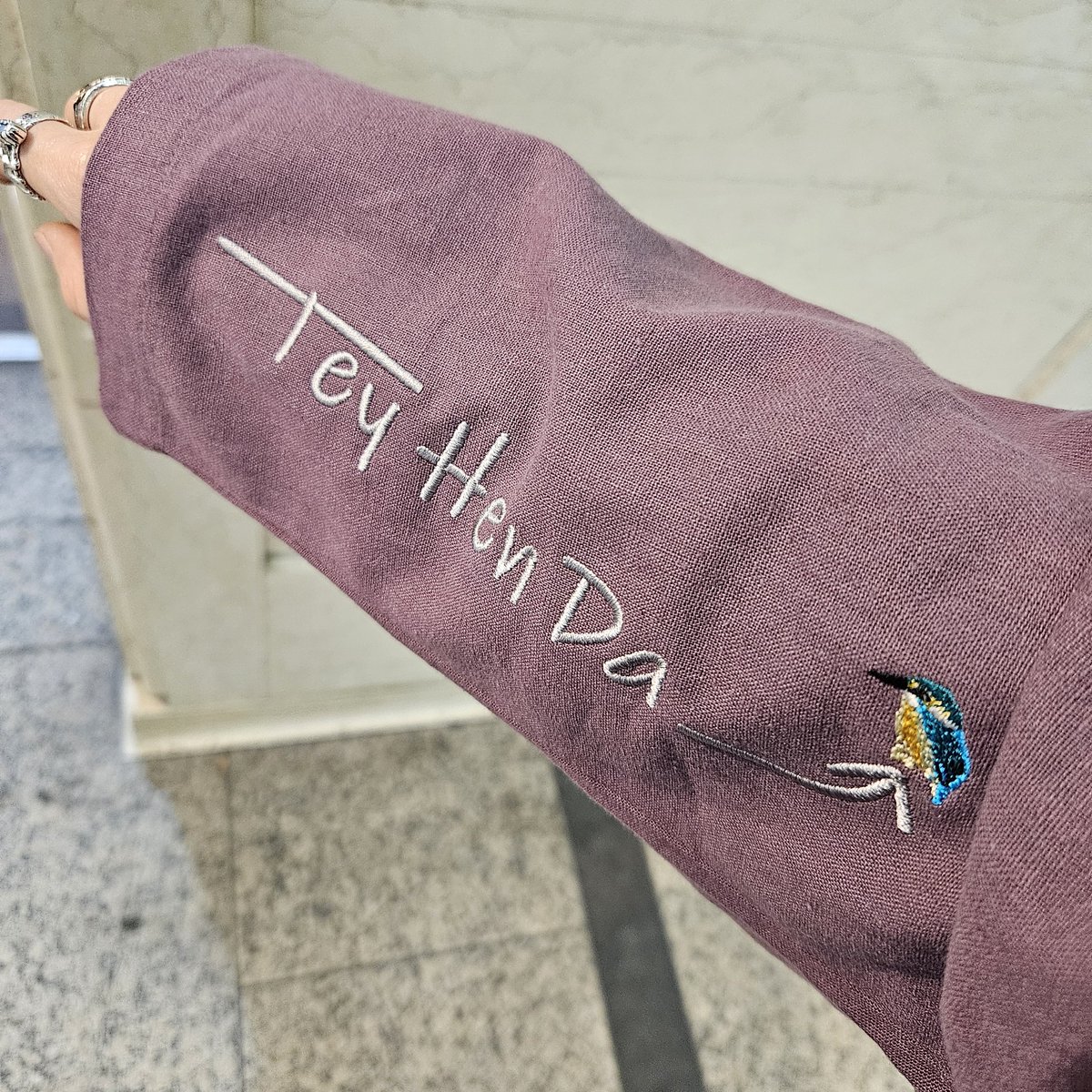 hazard_holiday's tweet photo. 綿麻キャンバスカーディガン
~刺繍アームロゴver.~
初のアームロゴ!!
よくある腕の外側ではなく自分自身から見える位置に(^^)
ブラックで同色ロゴもかっこいい★
愛らしく美しいカワセミをいつでも近くに感じれます(〃´ー`人´ー`〃)
#LastParadise
#刺繍
#TeyHenDa→
#カワセミ
#MadeInJapan https://t.co/rKs08OYT1i