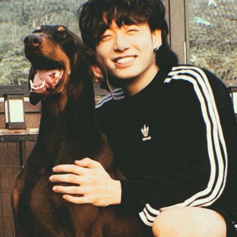 aifueh_j's tweet photo. 정국이랑 아버님 손, 심지어 웃는 입도 개똑같음..아니 진심 몽글하면서 개설레...... https://t.co/CSbi4hyLXP